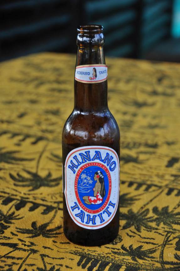 Celebrando mais um dia fantástico na Ilha de Páscoa, no sul do Oceano Pacífico, com uma cerveja do Tahiti